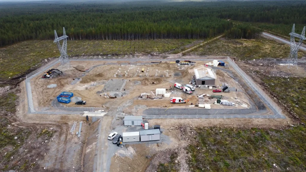 Vi försåg Hitachi Energy med markarbeten, grundläggning, kontrollrumsbyggnad och armerat nätstängsel med grindar för transformatorstationen.