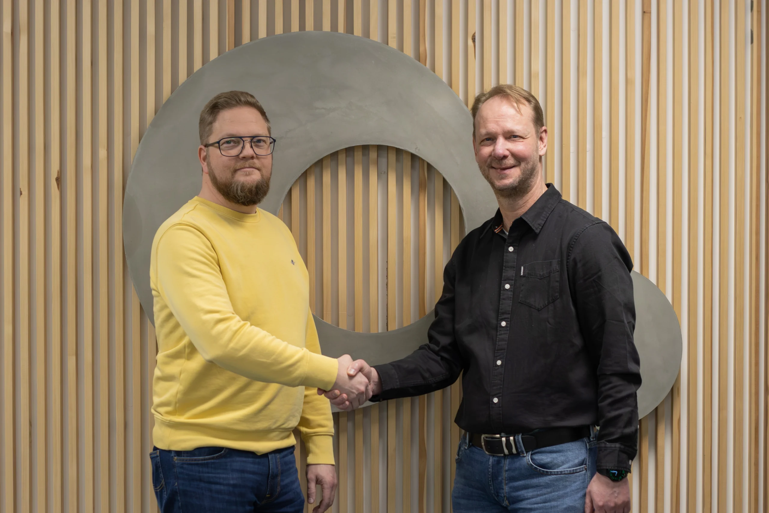 Kai Kaarlejärvi (vänster) välkomnar Sami Ehrnstén till Anfra.